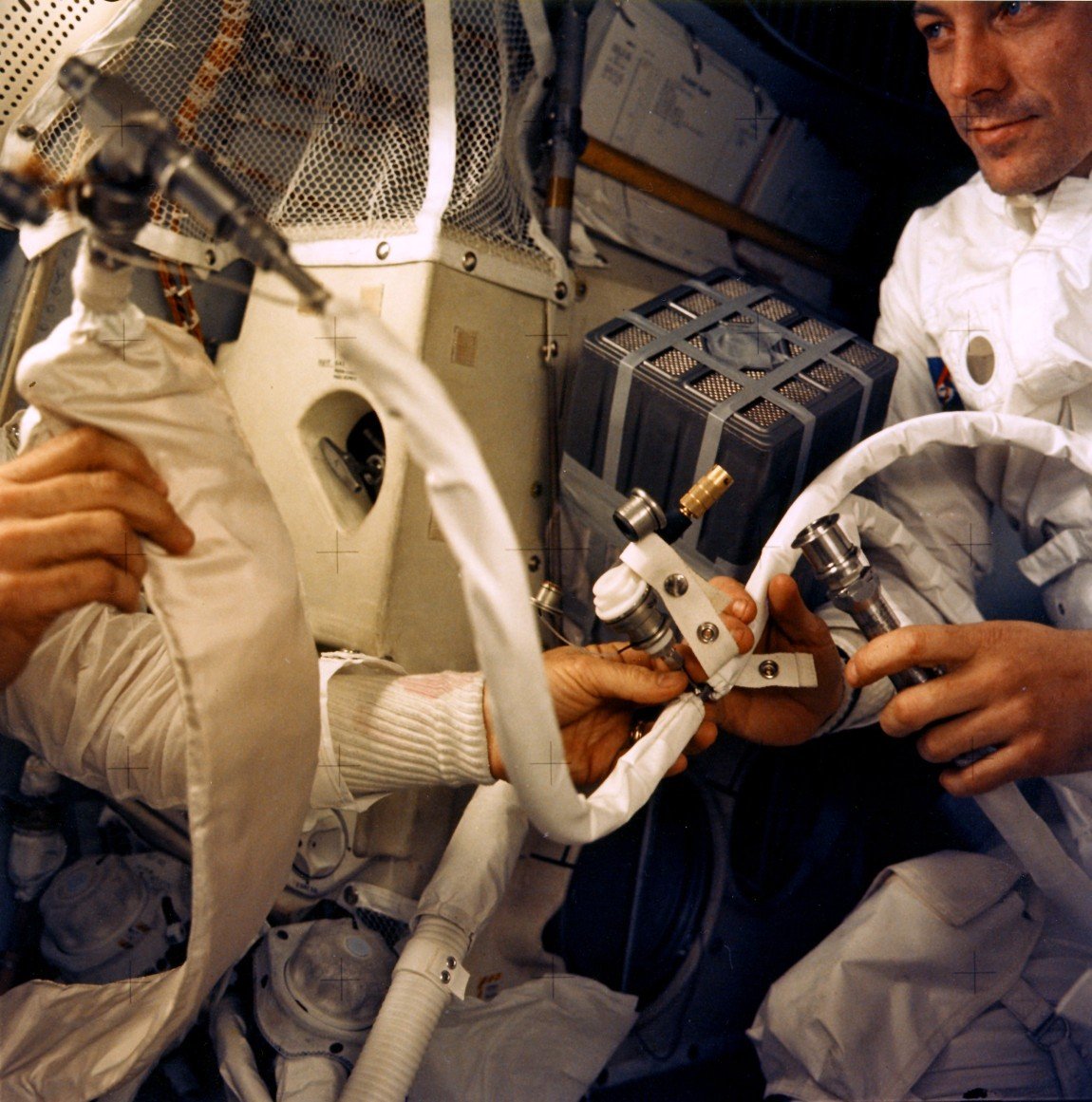 Сборка самодельной системы поглощения углекислого газа на борту «Аполлона 13»