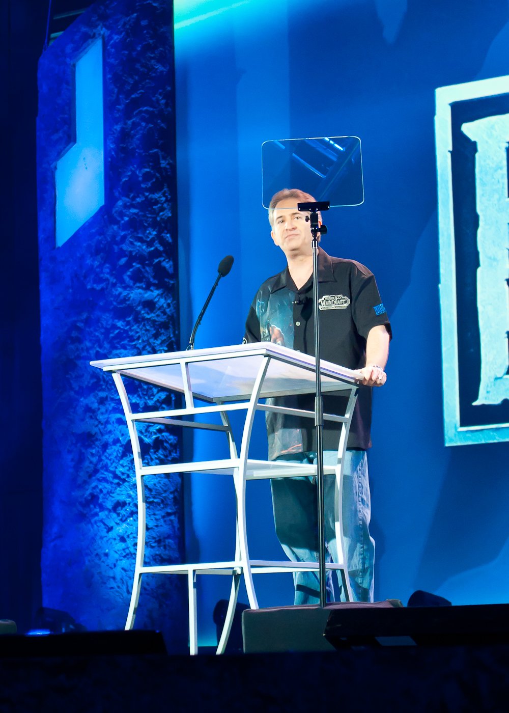 Поехали. Президент и сооснователь Blizzard Entertainment Майкл Морхейм. Подглядывает в текст речи на прозрачном суфлере.