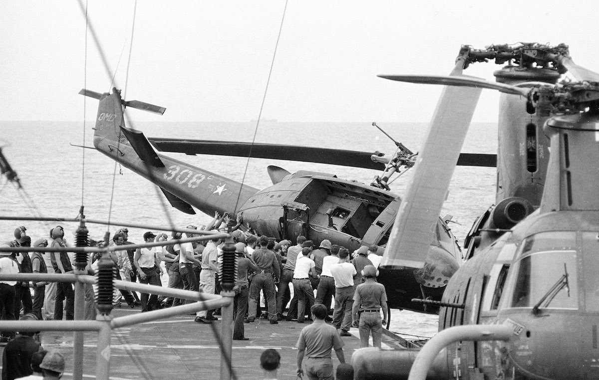 Вертолёты выбрасываются в море, чтобы освободить место на палубе