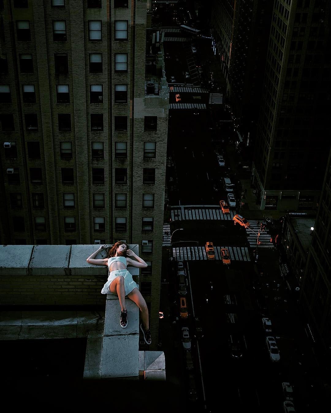 Голая девушка на крыше гуляет сама по себе