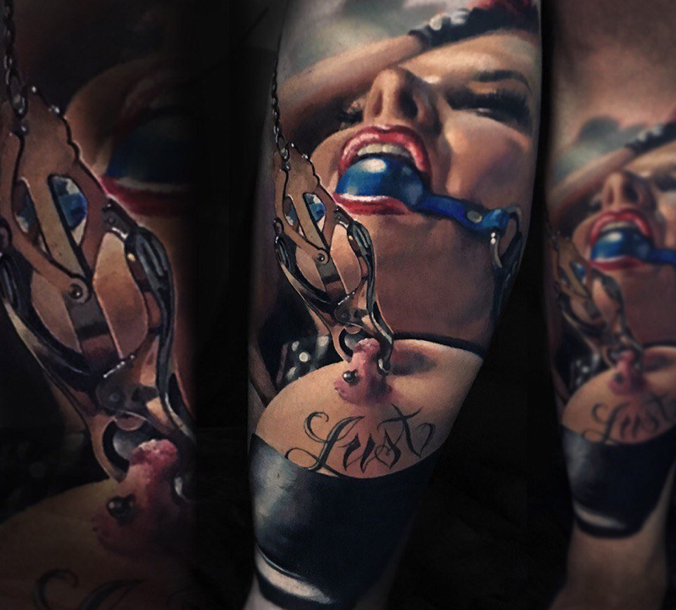 Гламурная дамочка обливает маслом свое татуированное тело