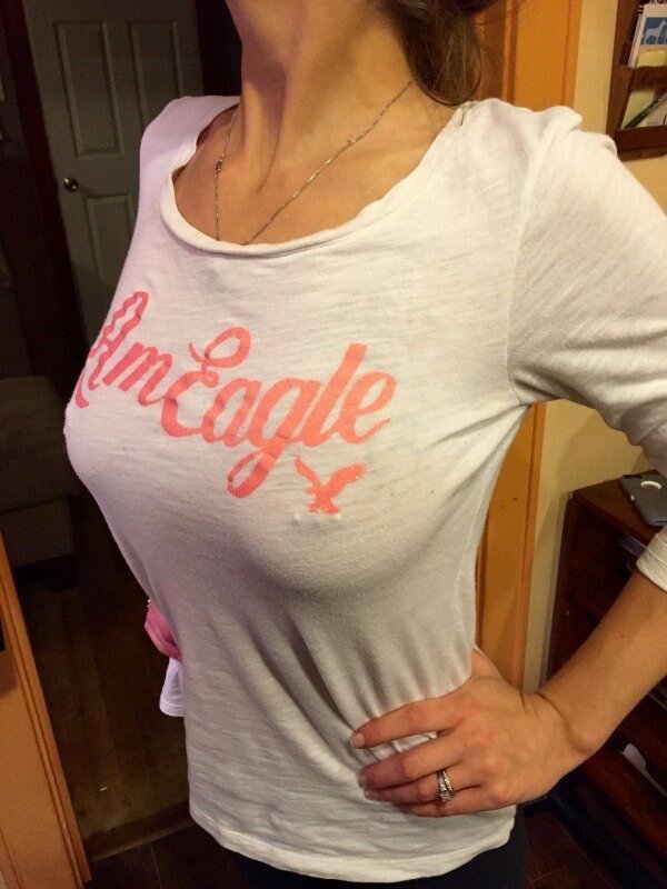 Жена подняв футболку показывает грудь фото