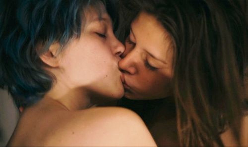 Две пышногрудые голые лесбиянки страстно целуются по видео чате онлайн