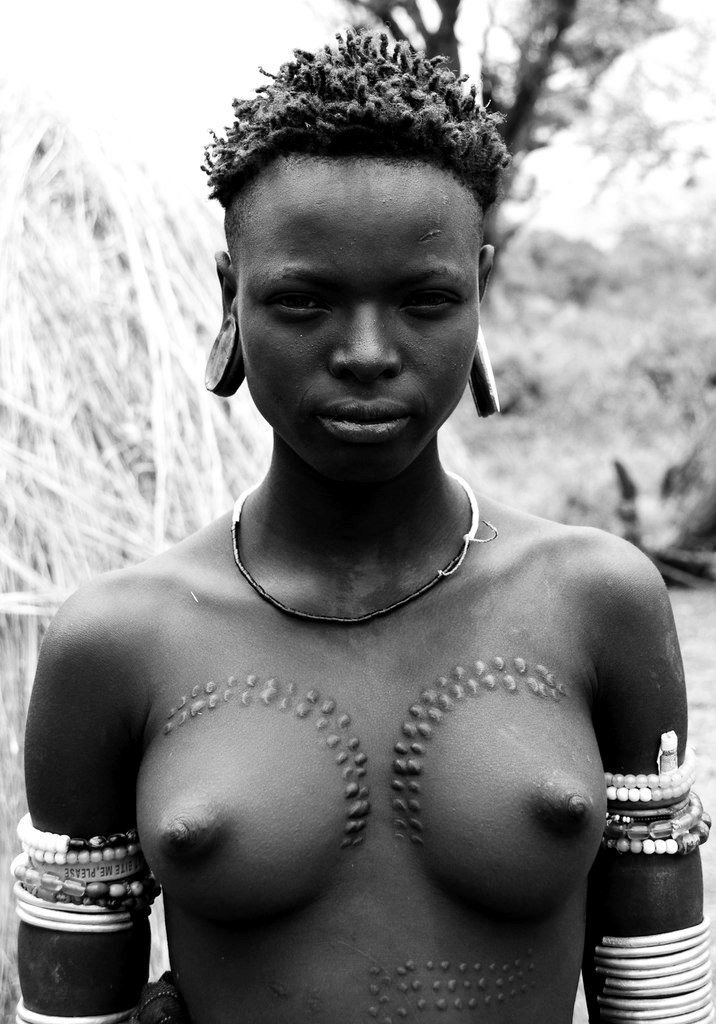 Африканская жизнь голого племени без одежды