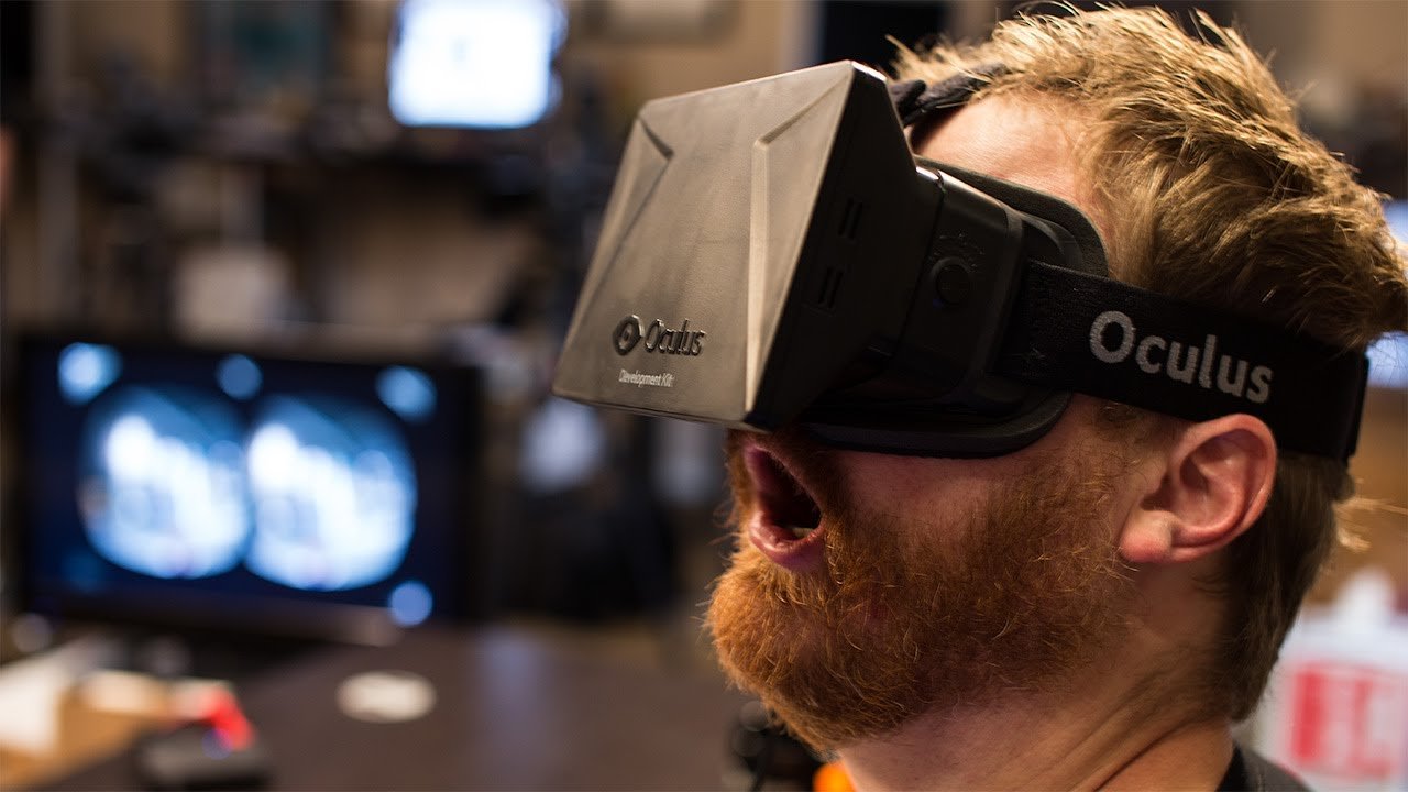 Мужик в очках виртуальной реальности пульт дистанционного управления для диджиай phantom