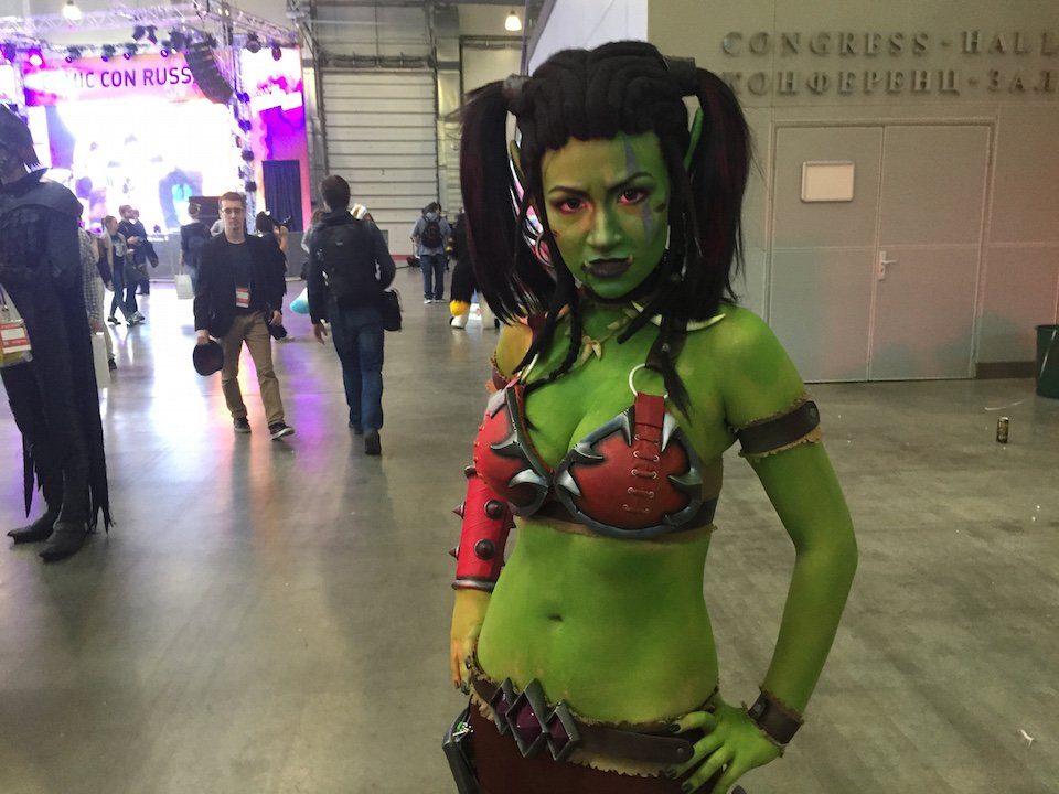 15 фотографий несколько горячих дам с первого дня Игромира и Comic-Con 2015