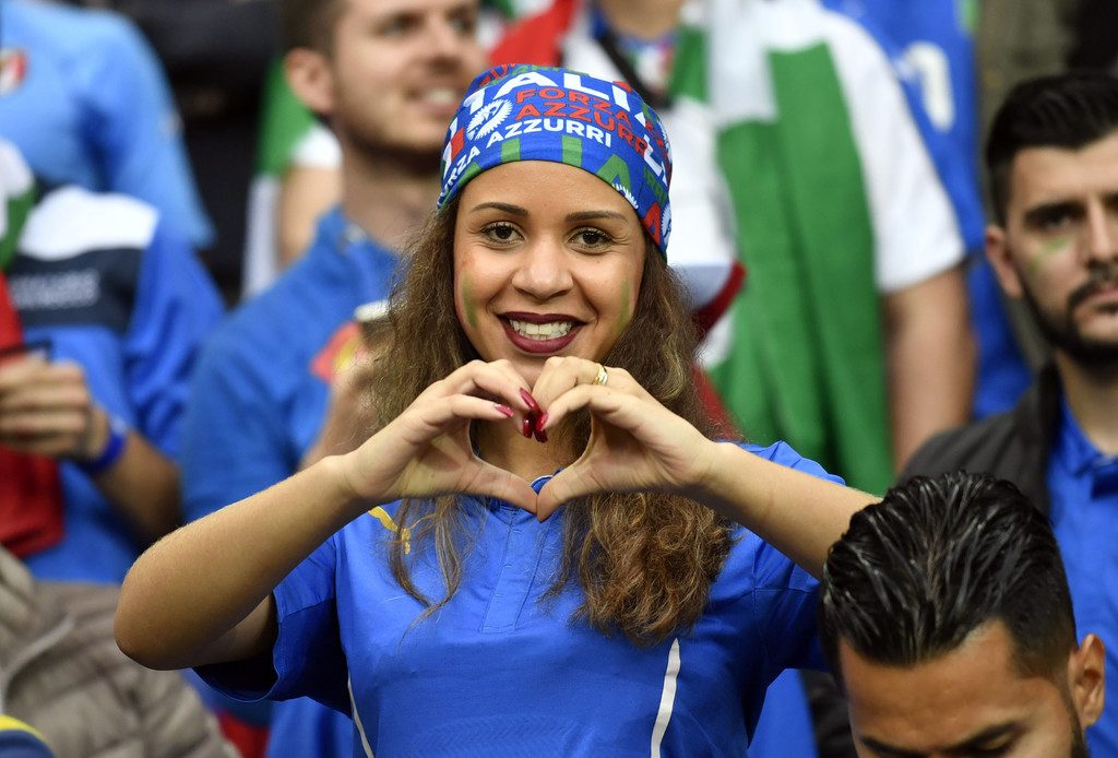 Евро-2016: 19 прекрасных девушек со стадиона