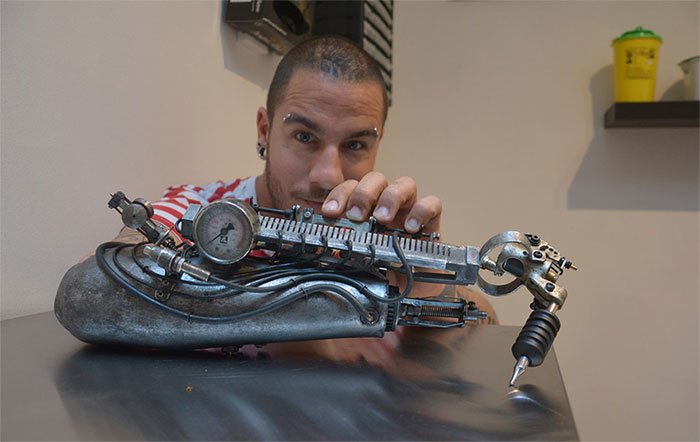 Первый в мире протез в виде тату-машинки