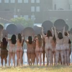 130 женщин американок девушек разделись против в акции протеста Дональд Трамп президент США новости девушки фото отвратительные мужики