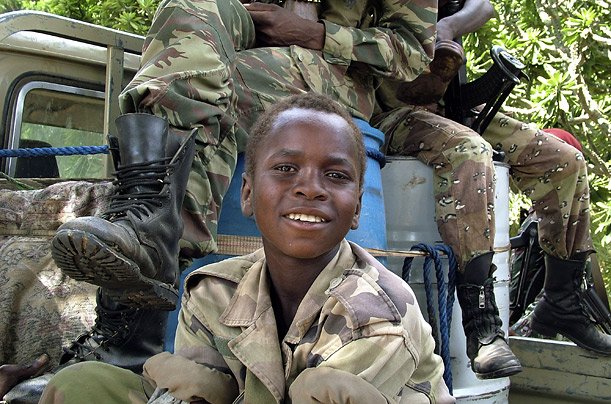 дети-солдаты малолетние солдаты несовершеннолетние в армии повстанцы отвратительные мужики disgusting men