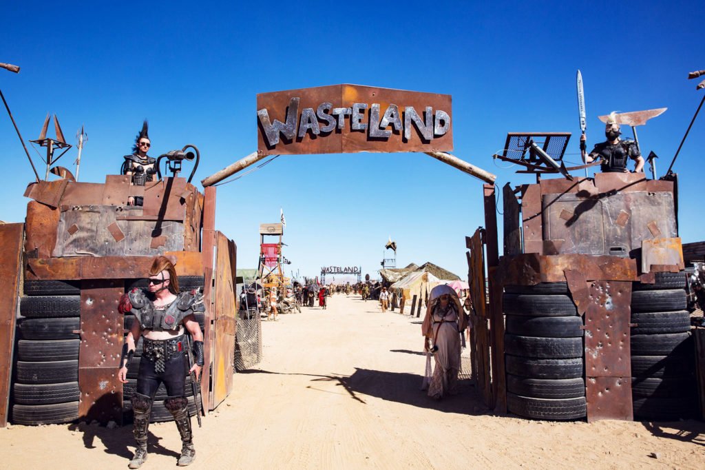 Wasteland Weekend калифорния пустыня фестиваль безумный макс пост-апокалипсис поклонники фанаты косплей гонки мотоциклы машины фото новости кино отвратительные мужики