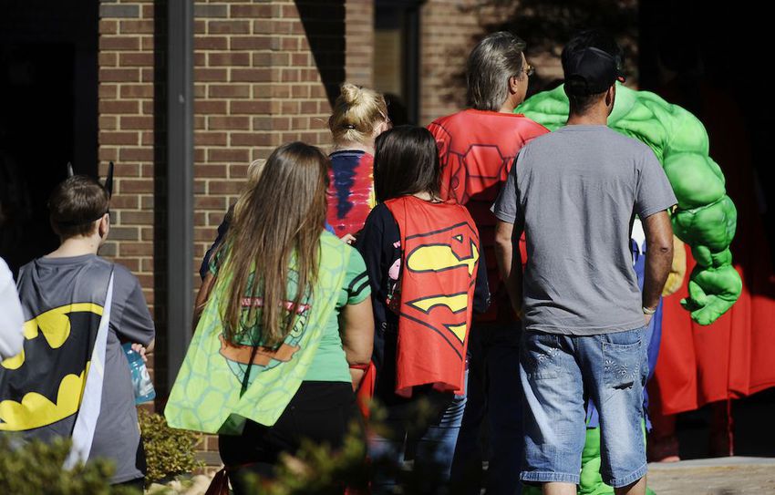 парад супергероев проводили шестилетнего мальчика Джейкоб Холл погибший застреленный начальная школа Каролина Таунвилл новости жизнь отвратительные мужики