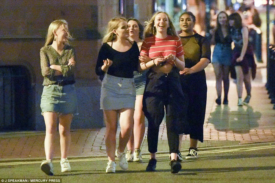 пьяные британские студенты празднуют сдачу экзаменов фото отвратительные мужики disgusting men