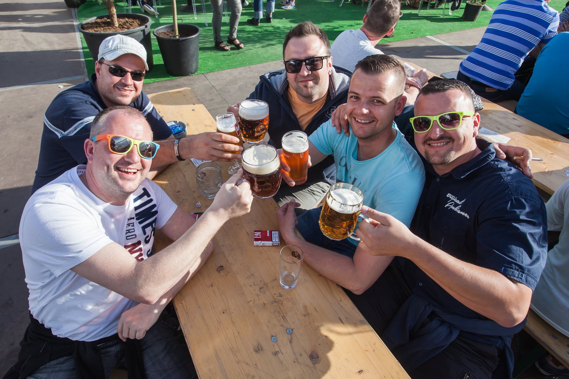 чешский пивной фестиваль прага пиво отвратительные мужики disgusting men