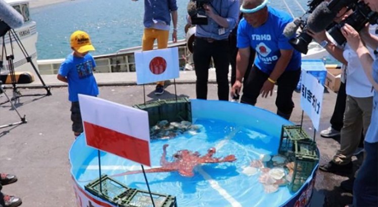 федор смолов в японии съели осьминога-предсказателя понедельник начинается с дичи