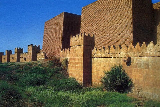 Фрагмент крепостной стены в Ниневии, наши дни (территория современного Ирака)