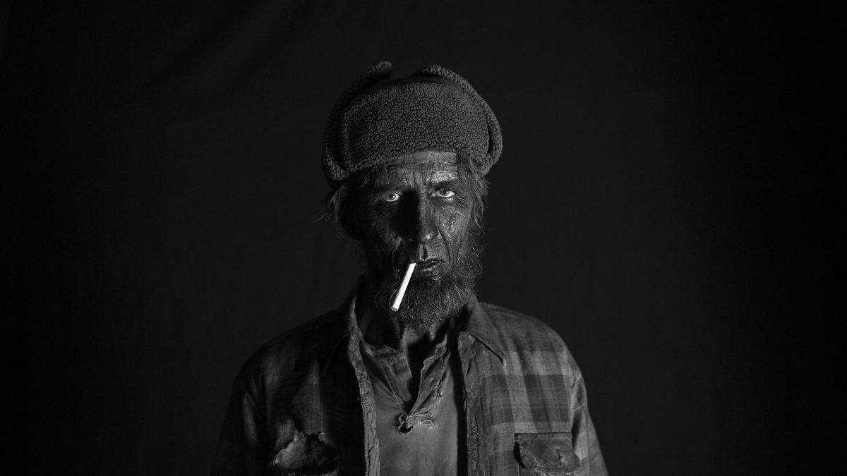 Сучка отлично курит его сигару ( 8 фото)