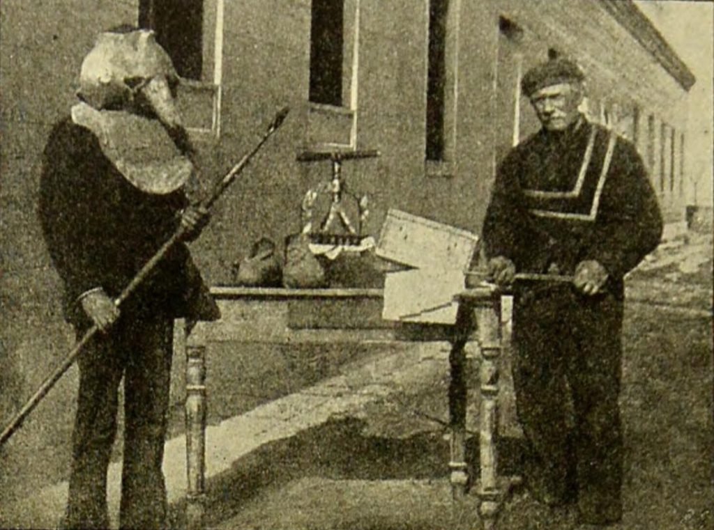 Человек в костюме чумного доктора, итальянский остров Повелья, примерно 1899 год