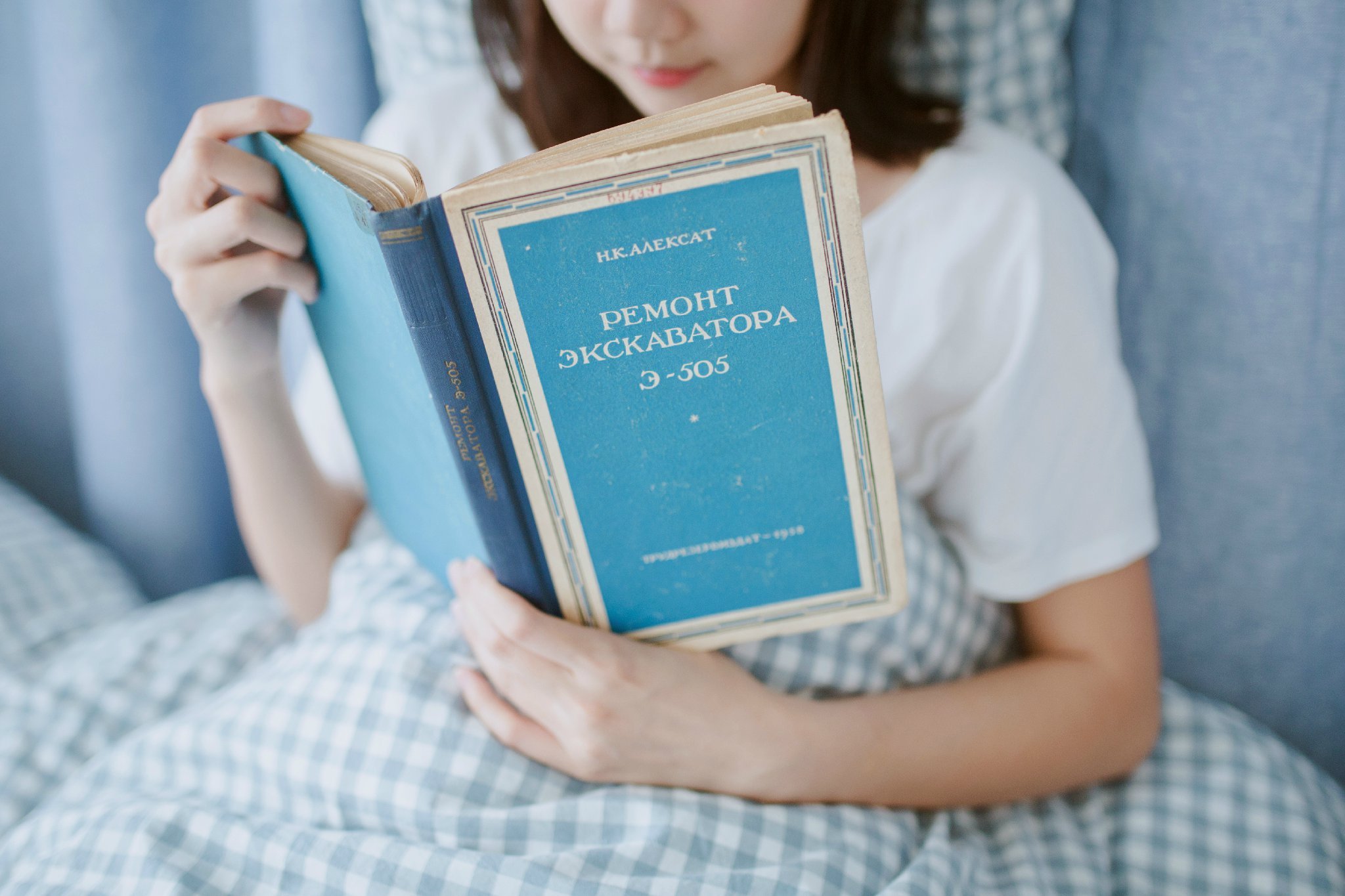 Читать книги ru book. Девушка с книгой. Китаянка с книгой. Фотосет с книгой. Девочка читает книгу.