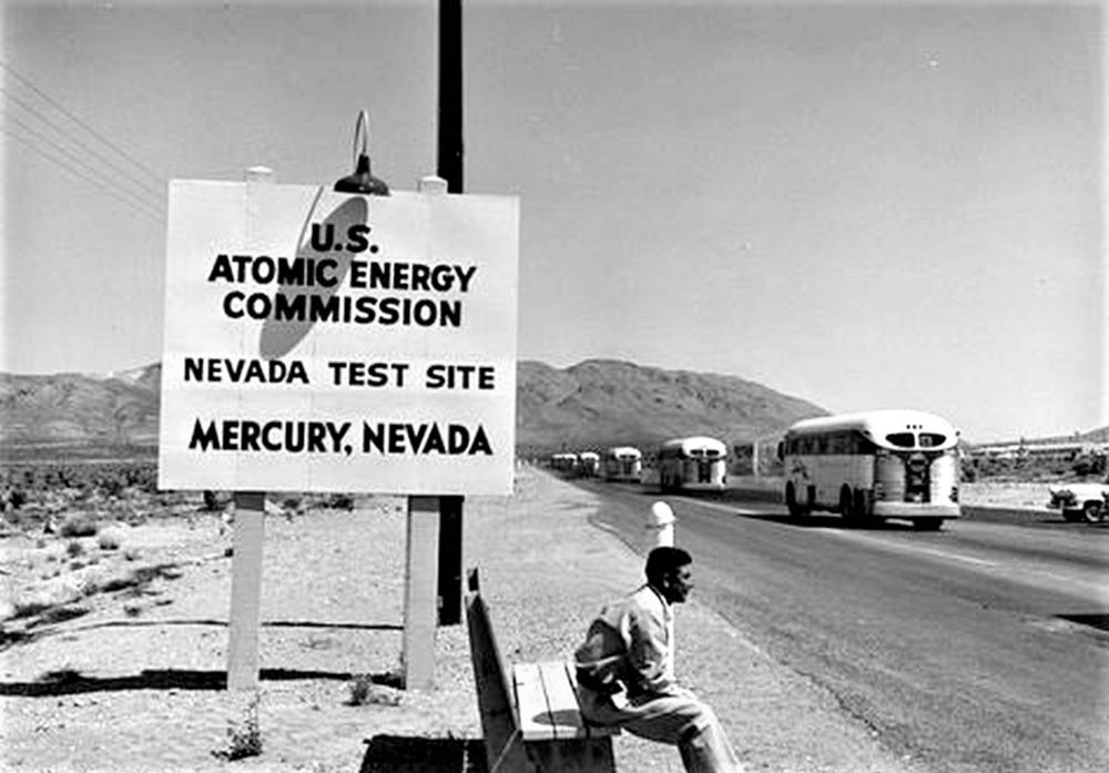 ядерный туризм ядерные испытания невада фото отвратительные мужики