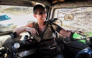 Фанаты собрали 88 тысяч долларов на операцию для каскадерши, которая дублировала Фуриосу и Зену