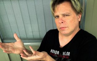 Мужчина из Флориды хочет засудить художника, который продал невидимую скульптуру — за кражу идеи