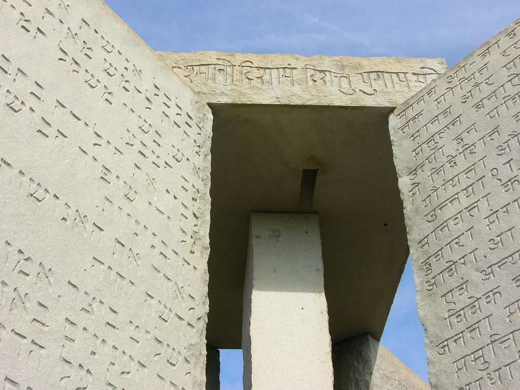 История, достойная Лавкрафта: в США конспирологи взорвали памятник, который пугал из своей странностью