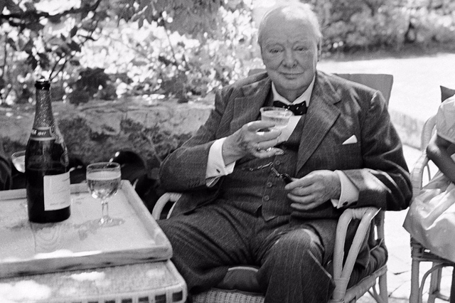 Сколько алкоголя выпивал Уинстон Черчилль за день? Давайте посчитаем!