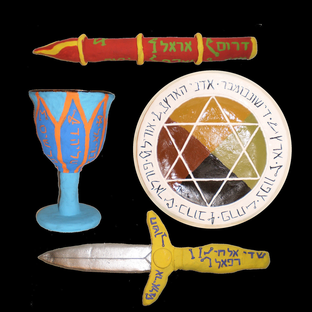 4 главных инструмента ордена: жезл (огонь), кубок (вода), пентаграмма (земля) и кинжал (воздух)