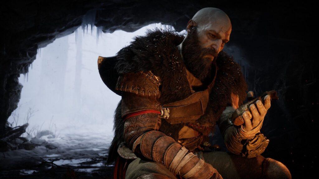 Седобородый Кратос в ледяной пещере из God of War Ragnarök — скандинавский период, где он снова стал отцом.