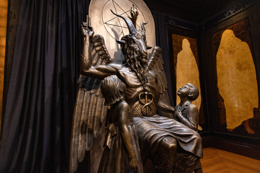 Понедельник начинается с дичи! Москвич задолжал за электричество и решил готовить на костре в