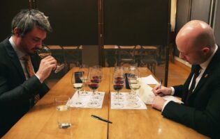 Идеальный розыгрыш: дешевое вино из супермаркета победило на престижном конкурсе во Франции