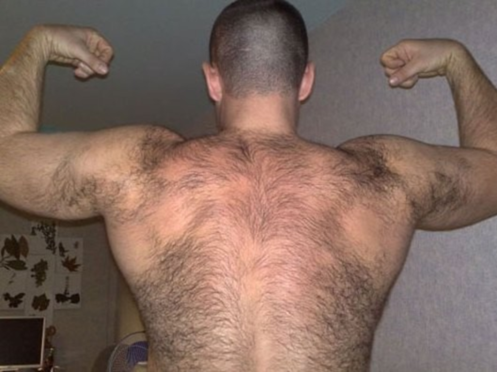 Волосатая мужская спина. Небритое тело