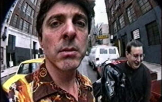 Находка дня: забавный мужик снимает на камеру Нью-Йорк 1980-х