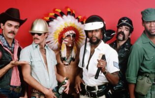 Понедельник начинается с дичи: Village People не геи!