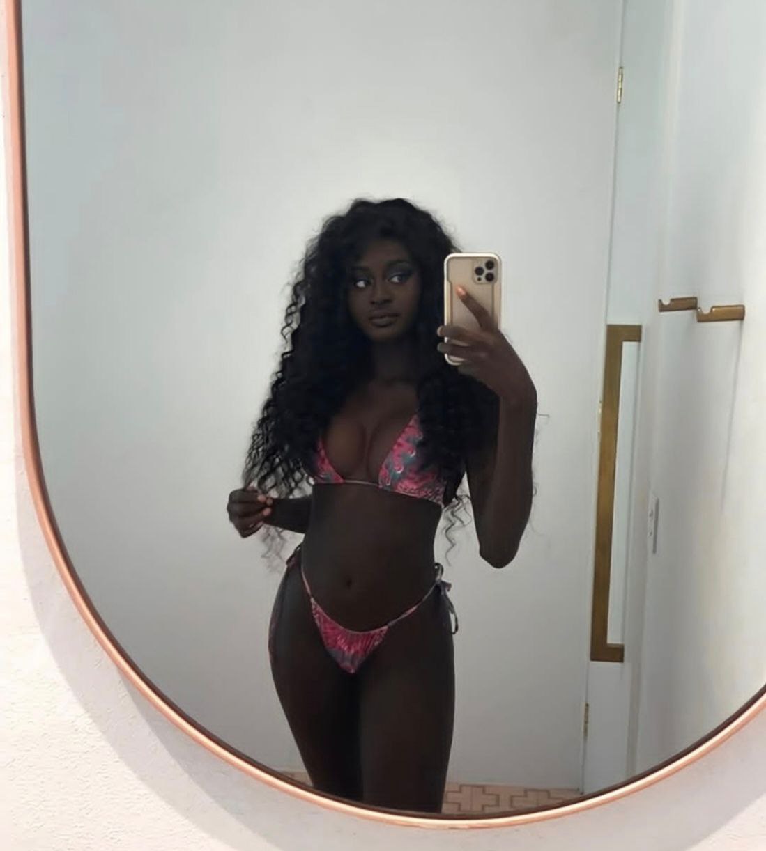 Австралийка Аньян Дэн имеет удивительный оттенок кожи. 