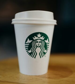 Понедельник начинается с дичи! Starbucks обязали заплатить $50 млн мужчине, обжегшему чаем гениталии