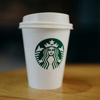 Понедельник начинается с дичи! Starbucks обязали заплатить $50 млн мужчине, обжегшему чаем гениталии
