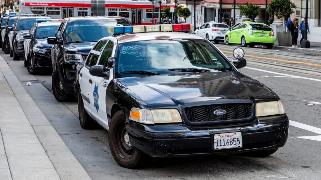 Секс в полицейских машинах
В США хотят официально запретить полицейским заниматься сексом на службе, в форме и в патрульных автомобилях.