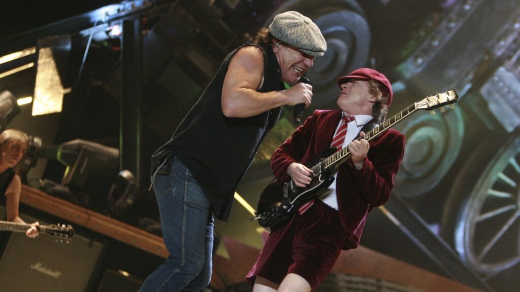 В Калифорнии волков отпугивают рок-музыкой AC/DC и громкими звуками дронов. Эксперимент биологов должен защитить фермерских коров от нападений хищников.