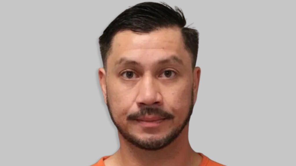 В Техасе друзья решили проверить прочность кевларового шлема выстрелом из ружья. Эксперимент закончился трагедией — один погиб, второй предстал перед судом за убийство.