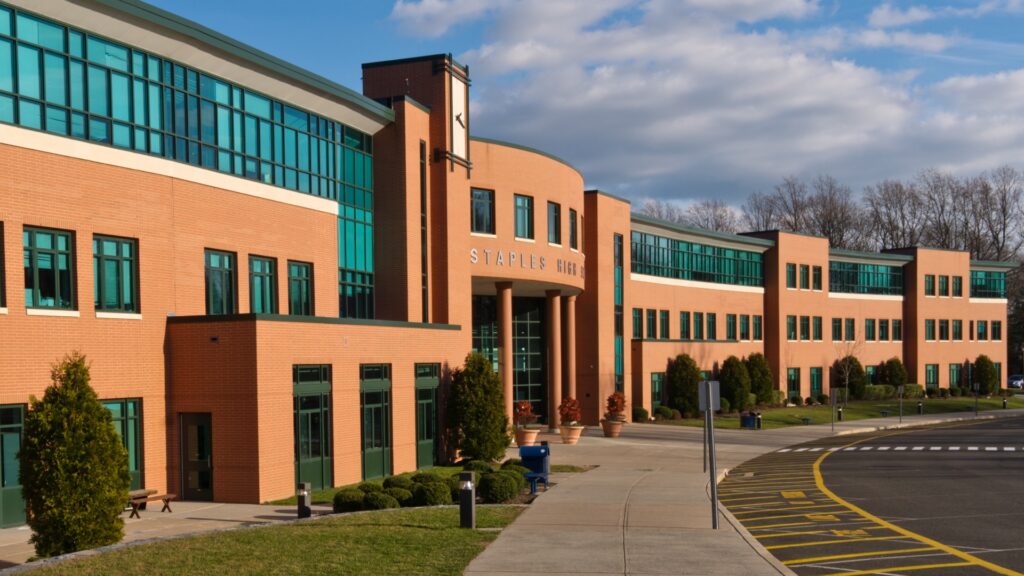 Миннесота: 22-летний мужчина 19 дней выдавал себя за школьника и попался