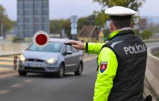 Понедельник начинается с дичи! В Словакии начнут штрафовать пешеходов за превышение скорости