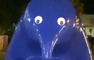 Понедельник начинается с дичи! Австралийку судят за то, что она приклеила «пучеглазы» на арт-объект