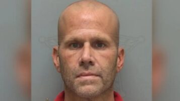 Понедельник начинается с дичи! Мужик из Флориды напал на копов с деревянными кольями