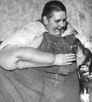 Хорошего человека много не бывает: как жил и умер Джон Брауэр Миннок — официально величайший толстяк в истории