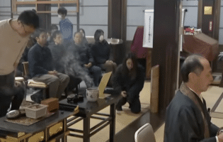 Понедельник начинается с дичи! Японцы почтили память насекомых, погибших при тестированиях инсектицидов