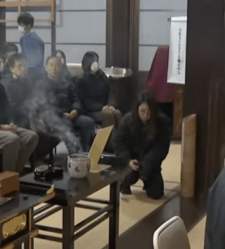 Понедельник начинается с дичи! Японцы почтили память насекомых, погибших при тестированиях инсектицидов