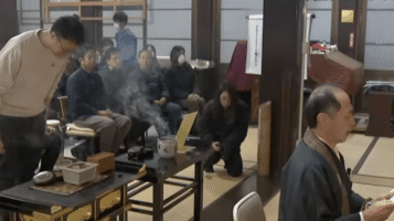 Понедельник начинается с дичи! Японцы почтили память насекомых, погибших при тестированиях инсектицидов