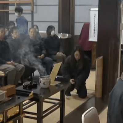 Понедельник начинается с дичи! Японцы почтили память насекомых, погибших при тестированиях инсектицидов